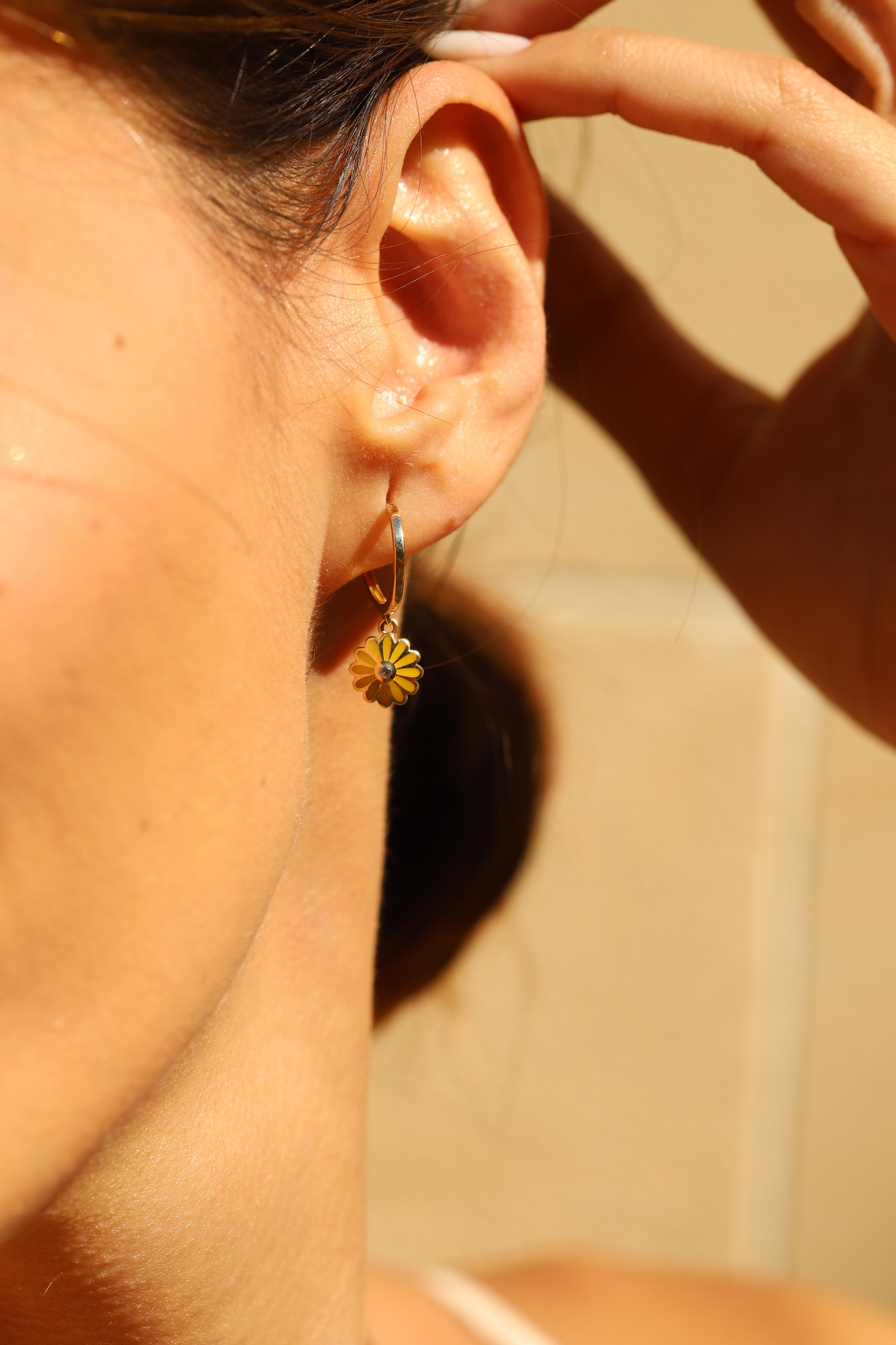 14K Gold Dicle Daisy Earring